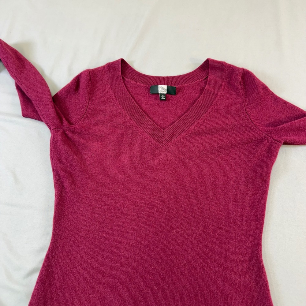 Cashmere Saks Fifth Avenue V-Neck Long Sleeve Sweater Berry‎ XS absolute beauty
